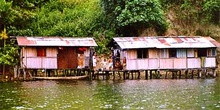 Casas flotantes en el lago de Wamena, Irian Jaya, Indonesia