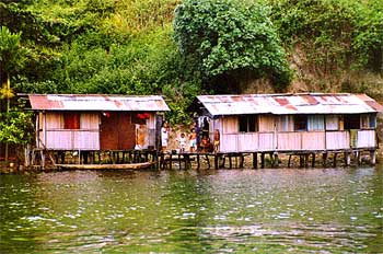 Casas flotantes en el lago de Wamena, Irian Jaya, Indonesia