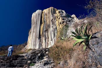 Hierve el Agua, Cascadas petrificadas de