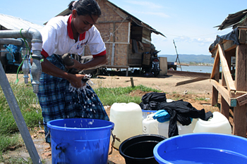 Lavando ropa, Campamento de pescado, Alunaga, Sumatra, Indonesia