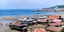 Puerto Makkasar con marea baja, Sulawesi, Indonesia