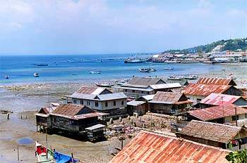 Puerto Makkasar con marea baja, Sulawesi, Indonesia