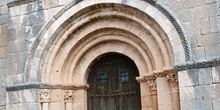 Puerta lateral de la iglesia de San Miguel de Bernuy (Estructura abovedada)