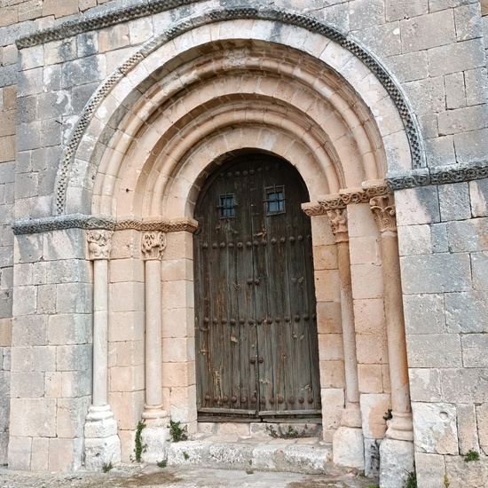 Puerta lateral de la iglesia de San Miguel de Bernuy (Estructura abovedada)