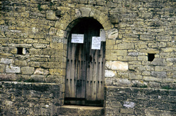 Puerta acceso a la cámara anexa occidente de la planta baja de S