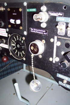 Tapa de toma de corriente exterior para puesta en marcha