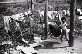 Niña columpiándose, favela de Sao Paulo, Brasil