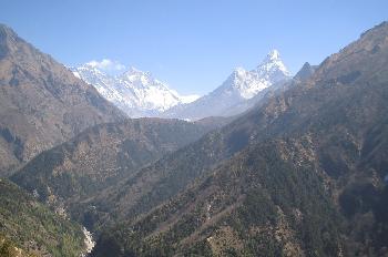 Valle del río Dudh Koshi con vista al Everest, Nuptse, Lhotse y
