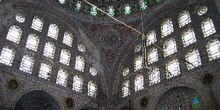 Cúpula y vidrios en la sala principal de Mihrimah Camii en Üsküd