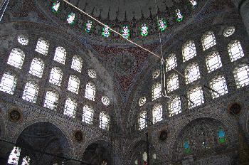 Cúpula y vidrios en la sala principal de Mihrimah Camii en Üsküd