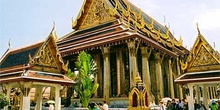 Vista general entrada al Wat Phra Kaew, Bangkok, Tailandia
