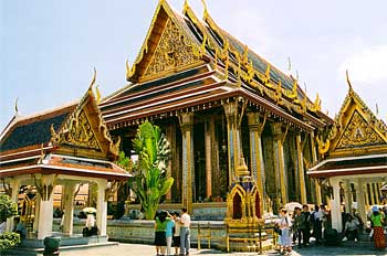 Vista general entrada al Wat Phra Kaew, Bangkok, Tailandia