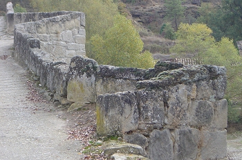 Detalle del pretil del puente de Capella Huesca