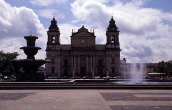 Catedral metropolitana en la Plaza Mayor de Ciudad de Guatemala