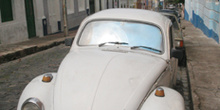 Coche escarabajo en calle de Olinda, Pernambuco, Brasil
