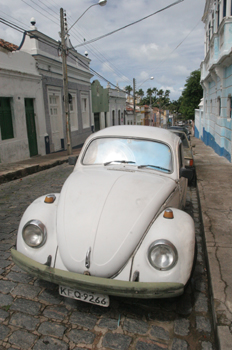 Coche escarabajo en calle de Olinda, Pernambuco, Brasil