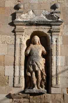 Detalle de la fachada de las ruinas del monasterio de San Benito