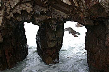 Puertas naturales excavadas en la roca