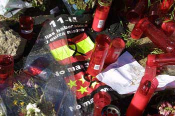 Objetos depositados en memoria de las víctimas de los Atentados