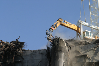 Grúa que ha demolido el edificio Windsor, en acción en la cima d