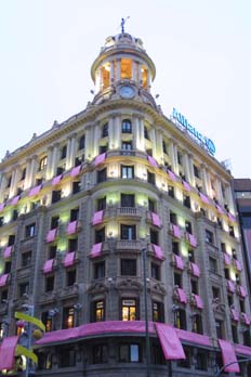 Colgaduras con el emblema oficial de la boda real