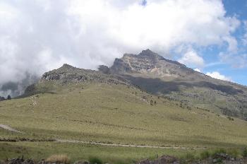 Los pies del Iztaccihuatl vistos desde el Paso de Cortés (3900m)
