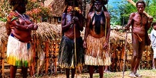 Entrada a poblado, Irian Jaya, Indonesia