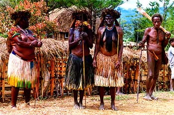 Entrada a poblado, Irian Jaya, Indonesia