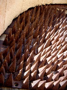 Herraje de puerta de castillo, detalle de clavos