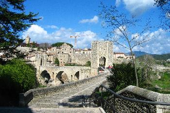 Pueblo de Besalú visto desde el puente fortificado, Garrotxa, Ge