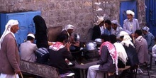 Grupo de personas en un restaurante de Hajjah, Yemen