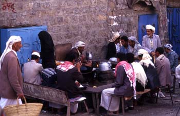Grupo de personas en un restaurante de Hajjah, Yemen