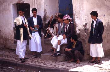 Grupo de hombres, con la jambia (cuchillo curvo) tradicional, Ye