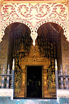 Entrada a templo en Luang Prabang, Laos