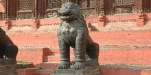 Estatuas en la entrada del Palacio de los Reyes Malla, Katmandú,