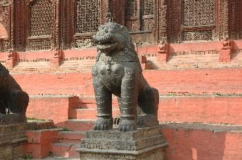 Estatuas en la entrada del Palacio de los Reyes Malla, Katmandú,