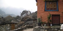 Monasterio en camino de Lukla a Phakding