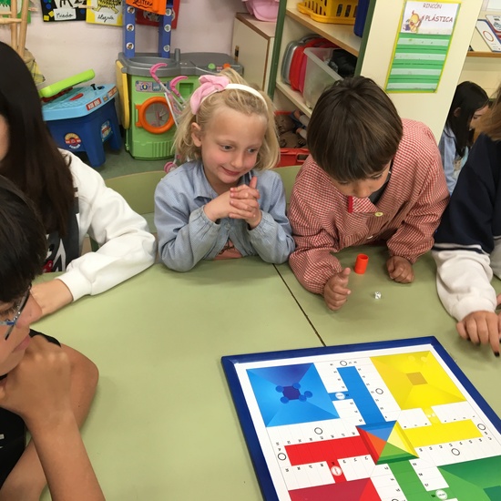 Buddies: 5 años y sexto enseñando a jugar. 8