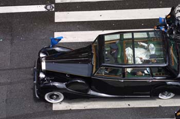 Coche Oficial escoltado por motoristas