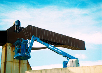 Operarios realizando trabajos con una grúa