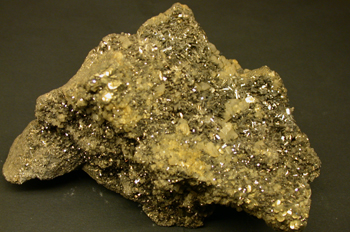 Augelita (cristales blancos con arsenopirita)