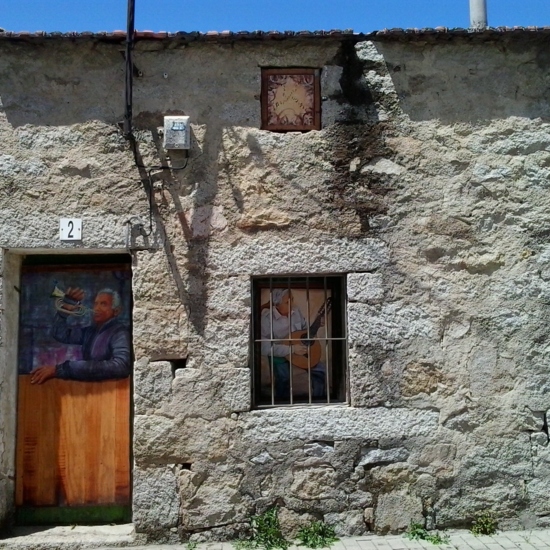 Por la ruta de las CASAS VIVAS en Fresnedillas de la Oliva