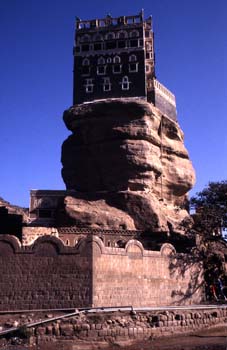 Palacio sobre la Roca, en el valle de Wadi Dhahr, Yemen