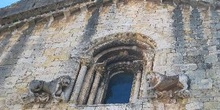 Leones de la fachada de la Iglesia de San Pedro de Besalú, Garro