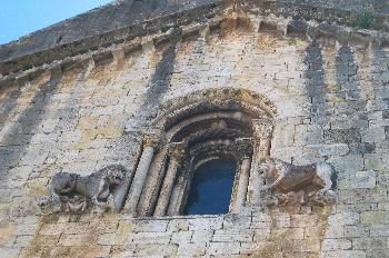 Leones de la fachada de la Iglesia de San Pedro de Besalú, Garro