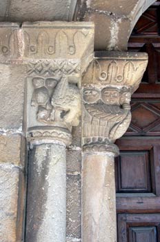 Detalle de las jambas de la Iglesia de Santa María de la Oliva,