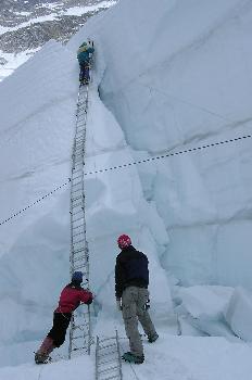 El ´doctor´subiendo la escalera para añadir el último tramo