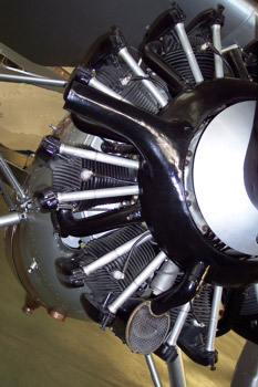 Cilindro, varillas y colectores de escape en un motor de estrell