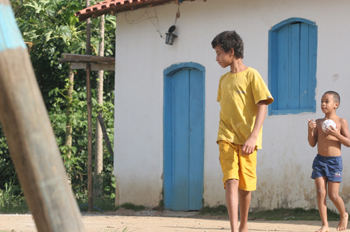 Chicos de Quilombo jugando al balón, Sao Paulo, Brasil