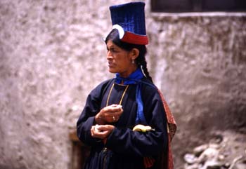 Mujer con la vestimenta tradicional, Ladakh, India
